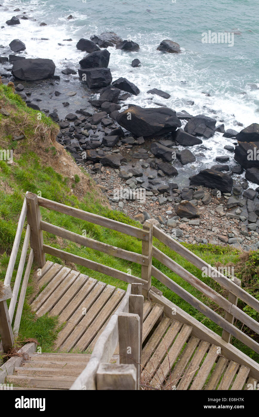 Blick von oben auf die steile Holztreppe / Treppe hinunter Porth Ysgo, Aberdaron einen kleinen Kieselstrand / Bucht Stockfoto