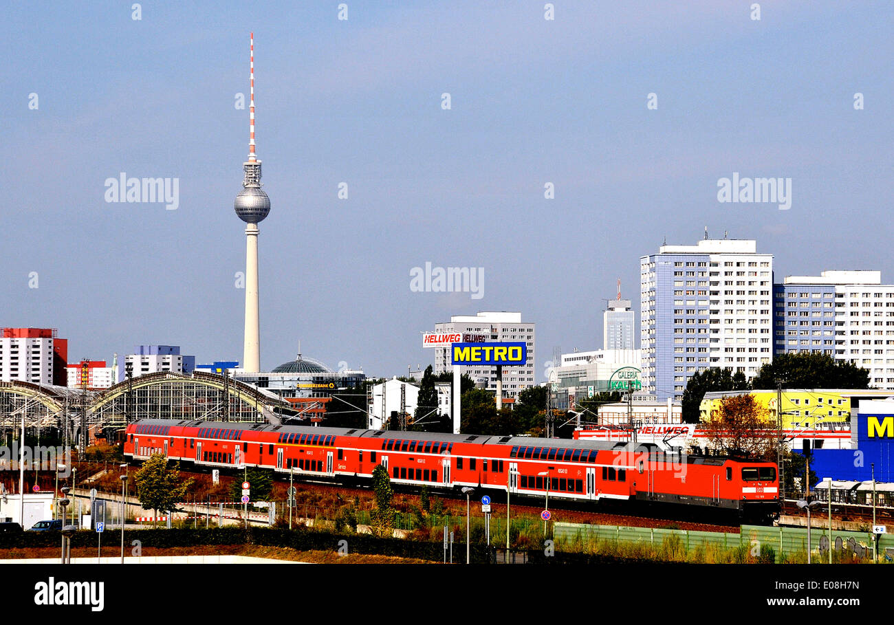 Fernsehturm und regionalen Schulen verlassen Berlin City Deutschland Stockfoto