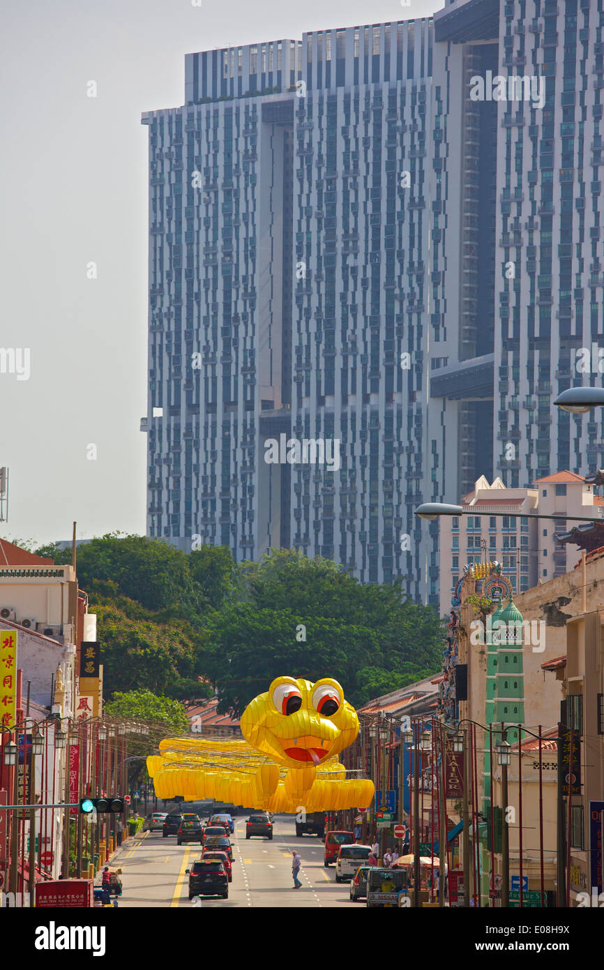 Giant Modell Schlangen feiert die Chinesischen Jahr der Schlange hängen über der South Bridge Road, Singapur. Stockfoto