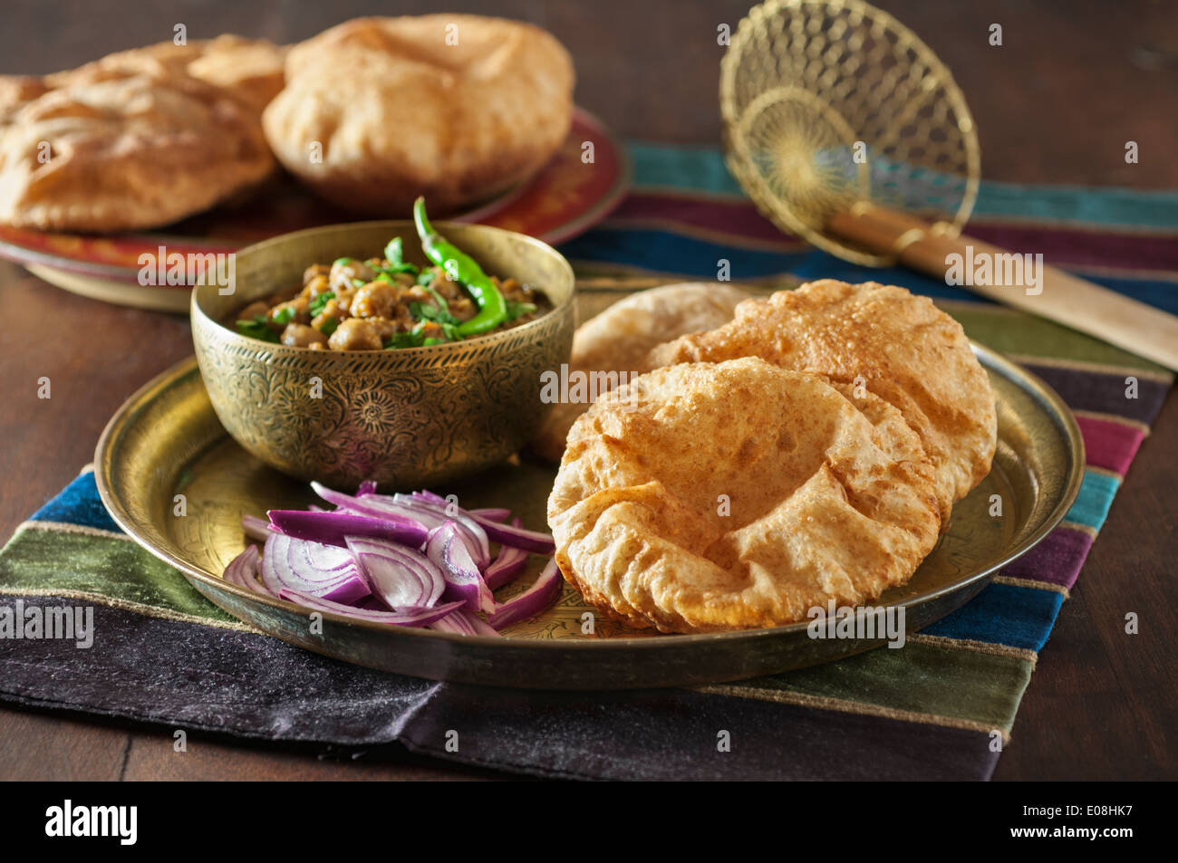 Chole-Bhature. Kichererbsen curry mit gebratenem Brot. Punjabi Frühstücksgericht. Indien-Essen Stockfoto