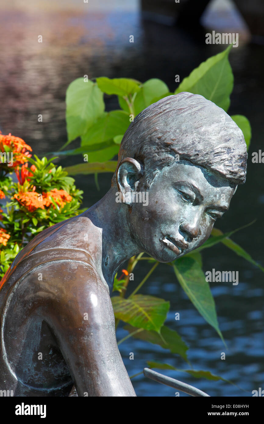 Statue eines orientalischen jungen auf dem Singapore River. Stockfoto