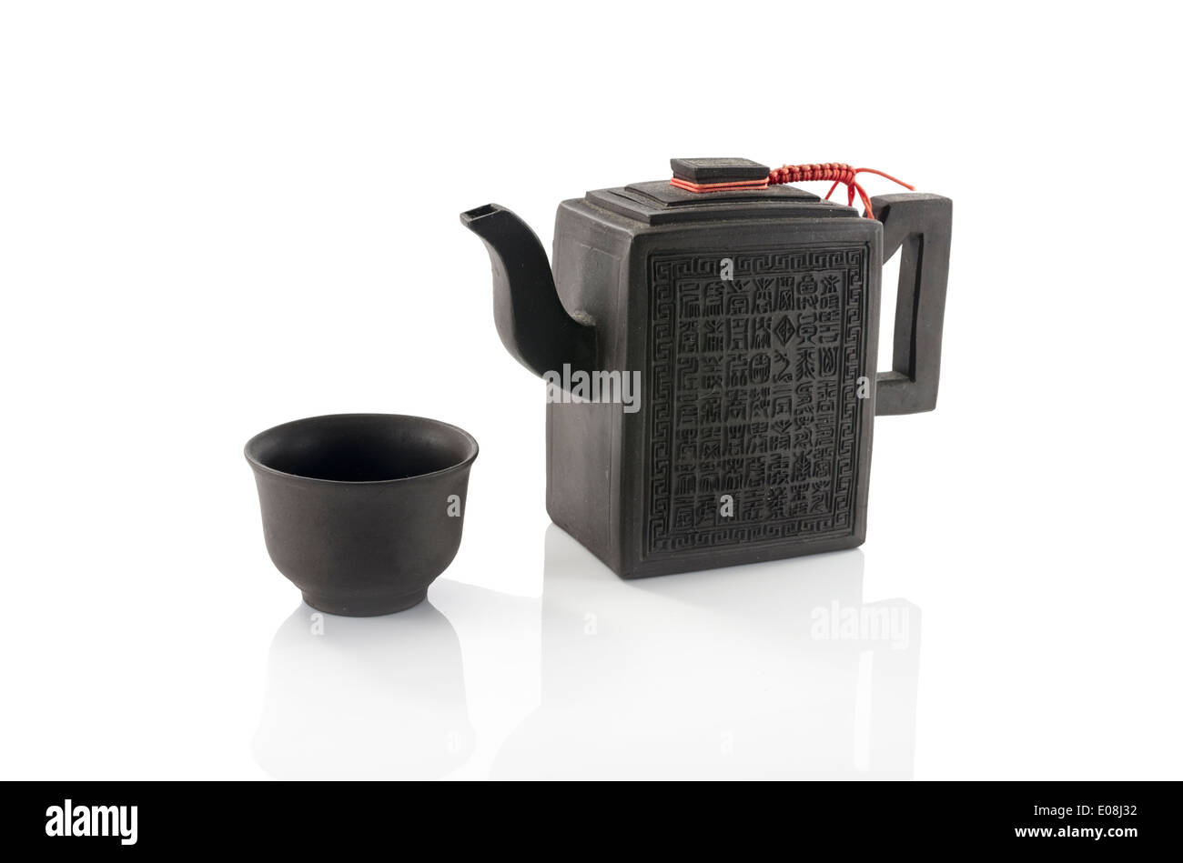 asiatische Teekanne und Tasse isoliert auf weiss Stockfoto