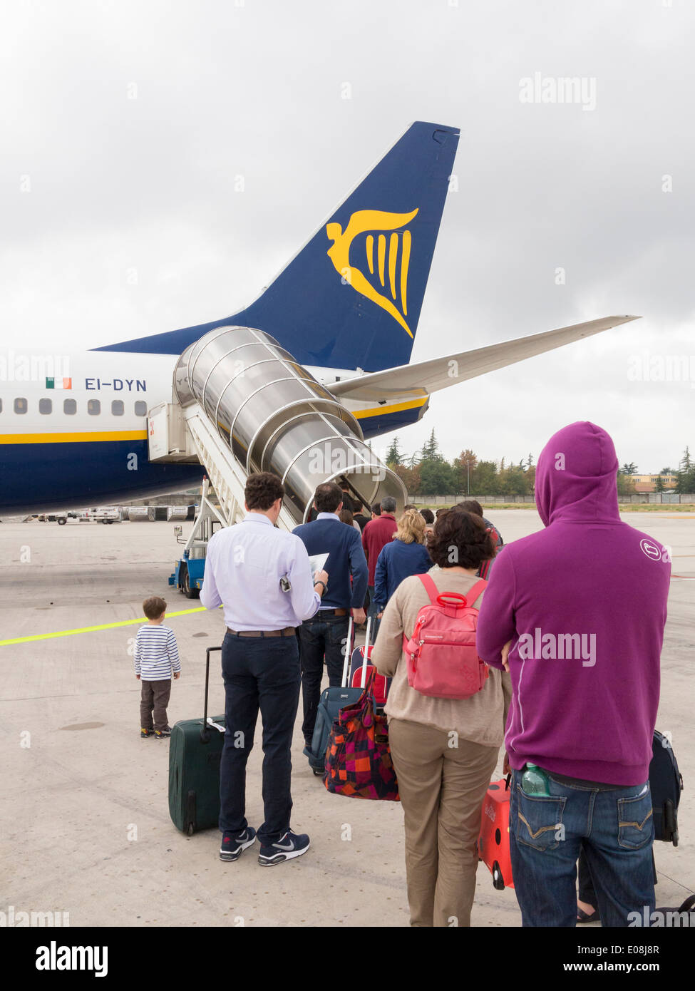 Fluggästen einen Ryanair-Flug, Bologna, Italien Stockfoto