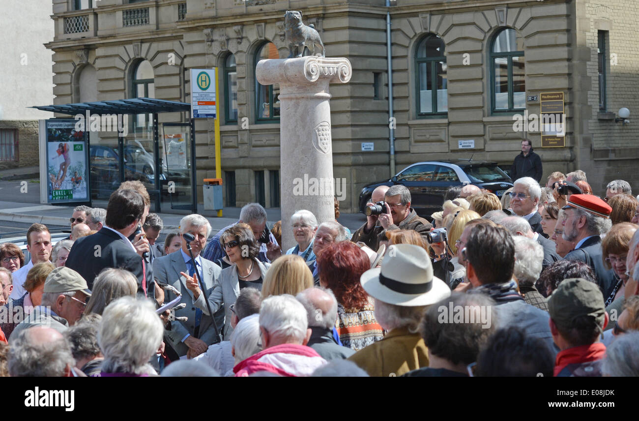 Stuttgart, Deutschland. 6. Mai 2014. Die neue Mops Figur steht auf dem Loriot-Denkmal in Stuttgart, Deutschland, 6. Mai 2014. Stuttgart Bewohner entschieden, einen Mops wieder am Anfang der Loriot-Denkmal außerhalb der ehemaligen Residenz des Komikers Loriot nach eine Bronze Mops Figur im Dezember letzten Jahres verschwunden. Loriot liebte diese Rasse von Hunden. Foto: FRANZISKA KRAUFMANN/Dpa/Alamy Live News Stockfoto