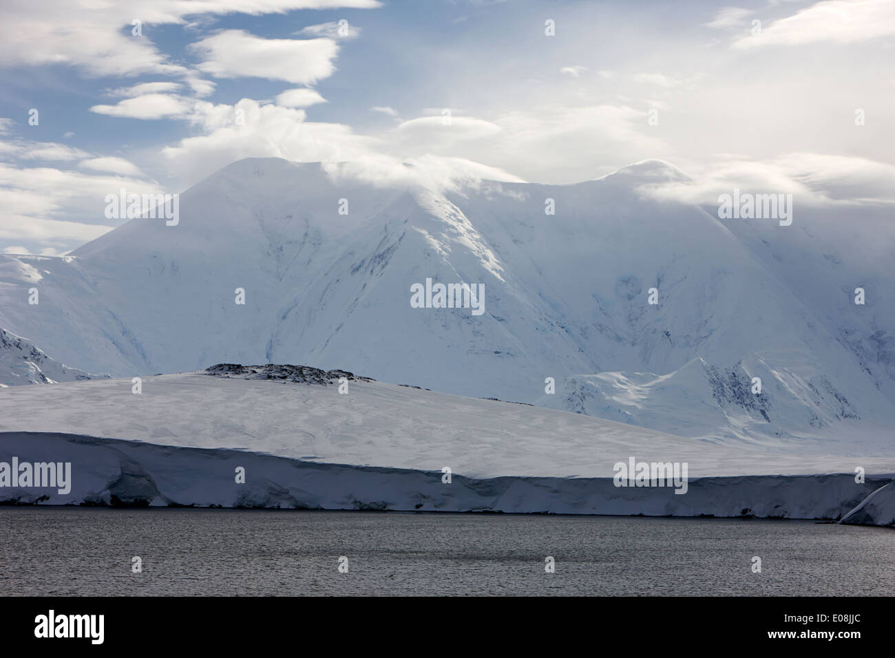 Schnee bedeckte Landschaft der Anvers Island und Neumayer Kanal Antarktis Stockfoto