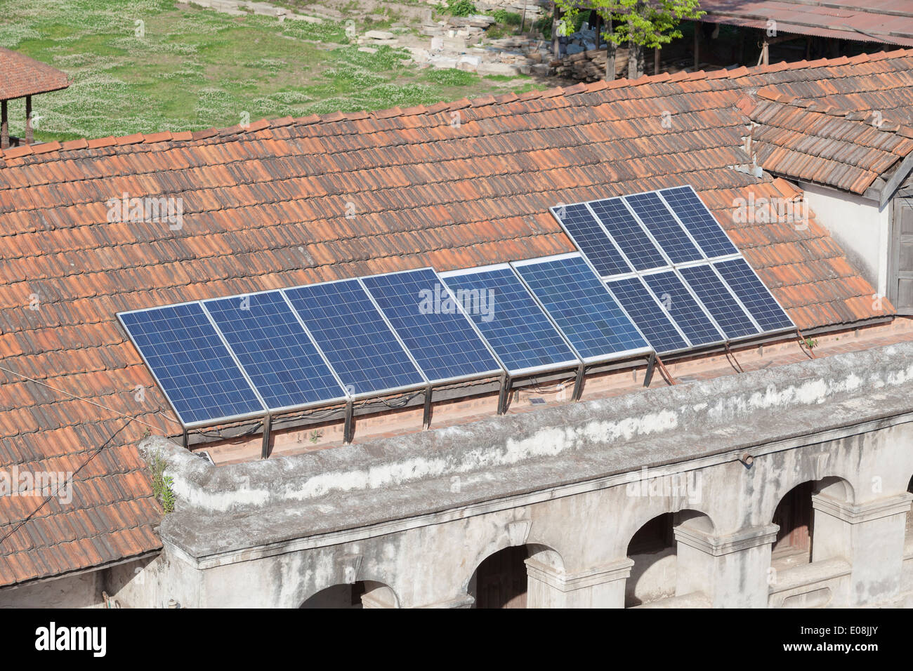 Photovoltaik oder Sonnenkollektoren auf dem Dach eines Hauses montiert Stockfoto