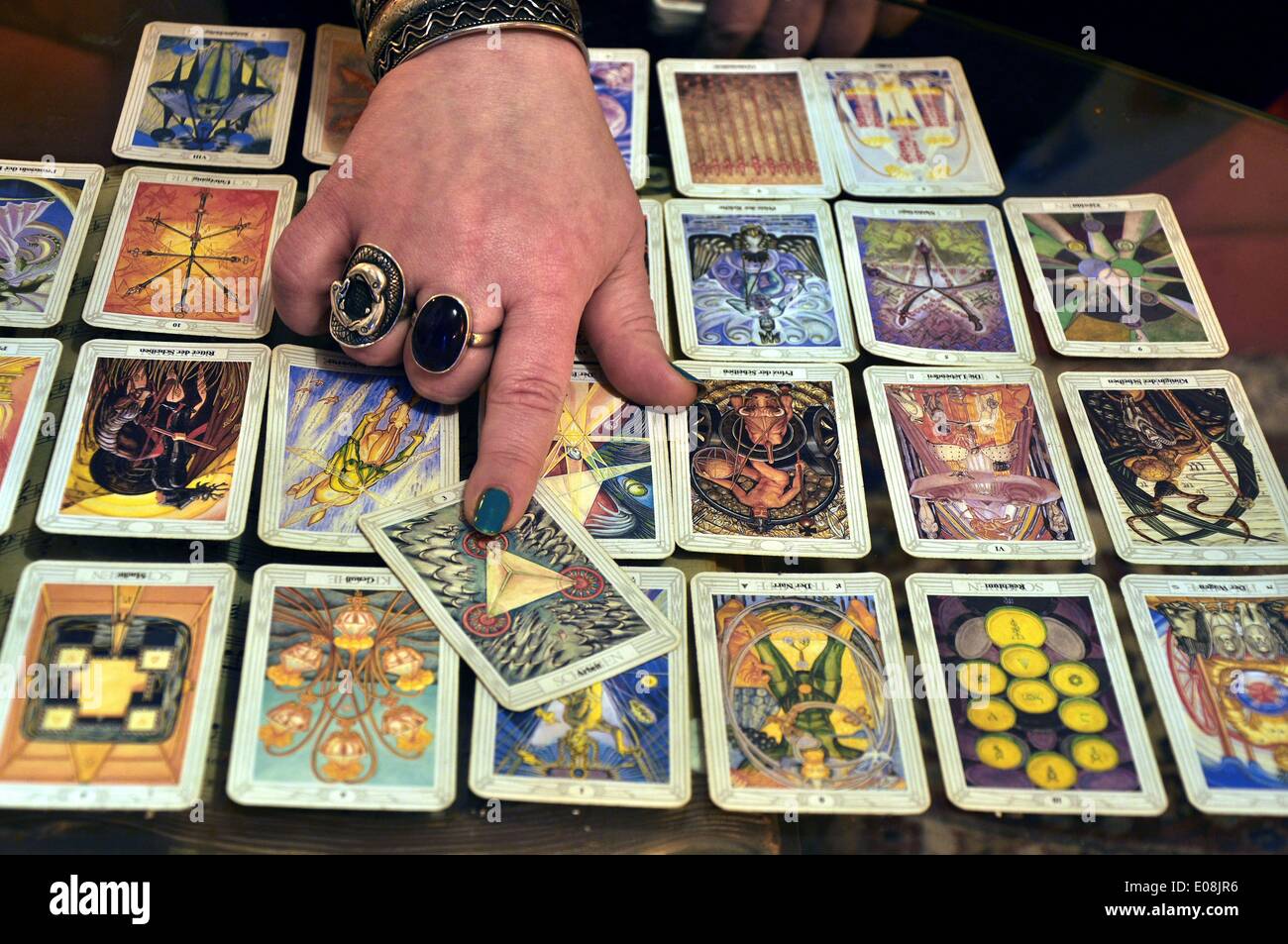 Berlin, Deutschland. 18. Februar 2013. Die Hand eines Wahrsagers zeigt auf ein Tarotdeck in Berlin, Deutschland, 18. Februar 2013. Fotoarchiv für Zeitgeschichte - KEIN KABELDIENST/dpa/Alamy Live News Stockfoto