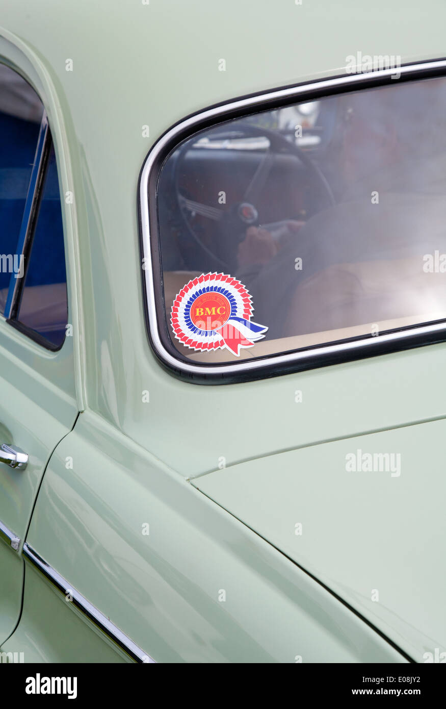 Detail von einem BMC Rosette Auto Fensteraufkleber auf einem Mint Zustand Oldtimer bei Sioe Nefyn county show Stockfoto