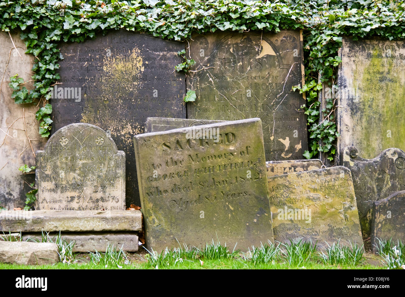 Alte Grabsteine. Stockfoto