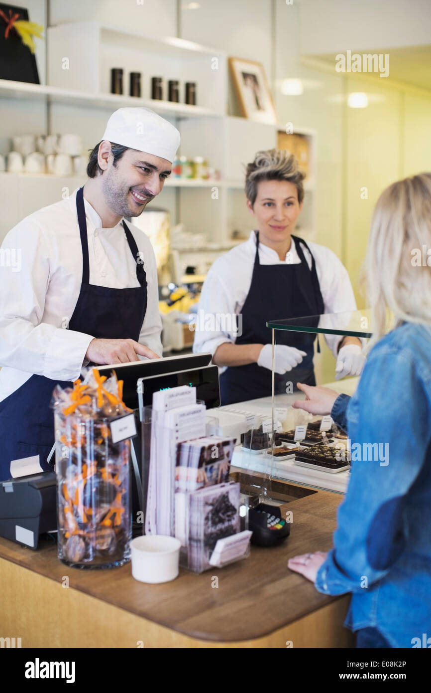 Cafe Arbeitnehmer behandelnden Kundin am Schalter Stockfoto