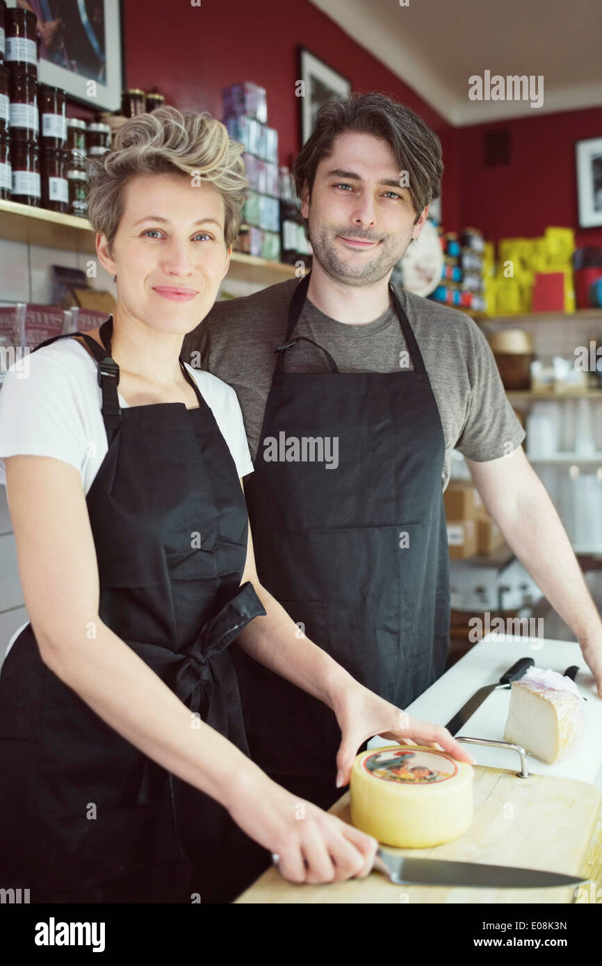 Porträt der zuversichtlich Arbeitnehmer am Schalter im Supermarkt Stockfoto