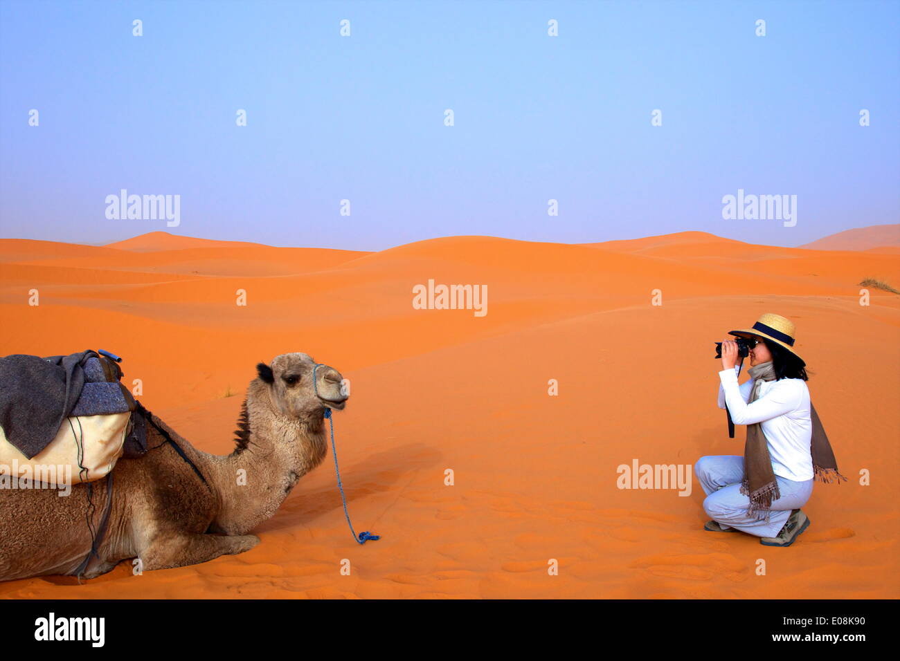 Tourist in Wüste fotografieren, Merzouga, Marokko, Nordafrika, Afrika Stockfoto