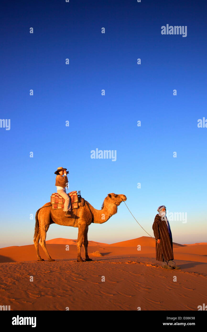 Touristen auf Kamel nehmen Foto mit Berber Mann, Marokko, Nordafrika, Afrika Stockfoto