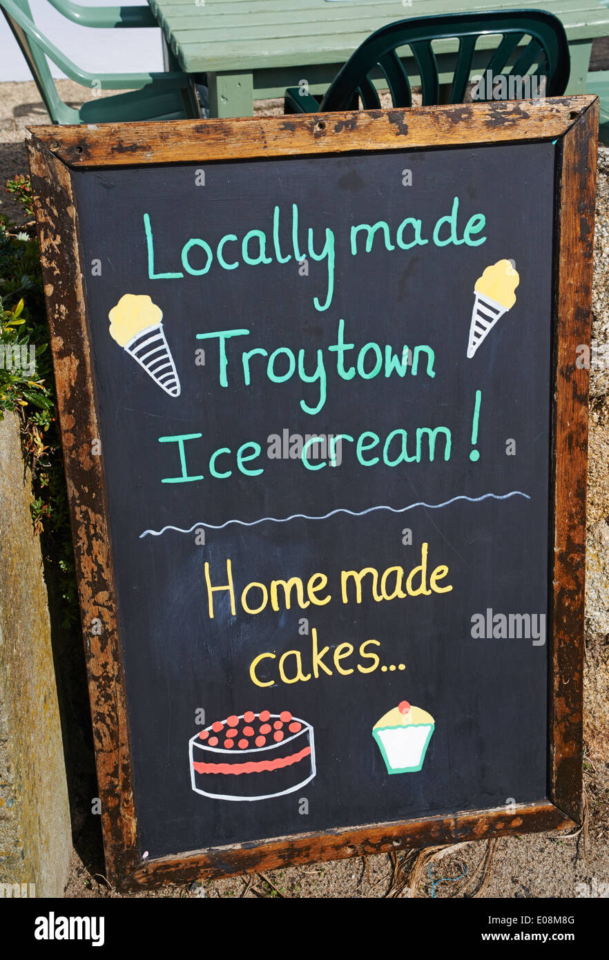 Vor Ort gefertigten Troytown Eis und hausgemachten Kuchen auf Tafel Tafel an der alten Stadt St Marys, Isles of Scilly, Scillies, Cornwall gemacht Stockfoto