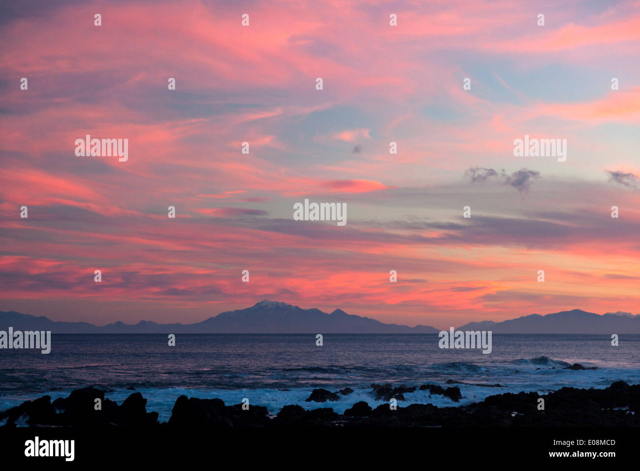 Kaikoura Ranges im Süden der Insel bei Sonnenuntergang aus Wellington, Nordinsel, Neuseeland, Pazifik Stockfoto