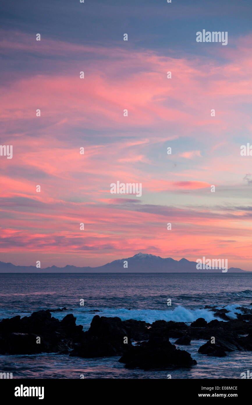 Kaikoura Ranges im Süden der Insel bei Sonnenuntergang aus Wellington, Nordinsel, Neuseeland, Pazifik Stockfoto