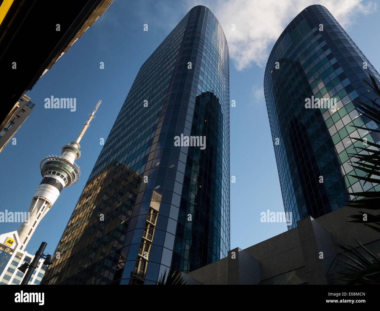 Spitze der Sky Tower von Darby Street, an der Queen Street, Auckland, Nordinsel, Neuseeland, Pazifik Stockfoto