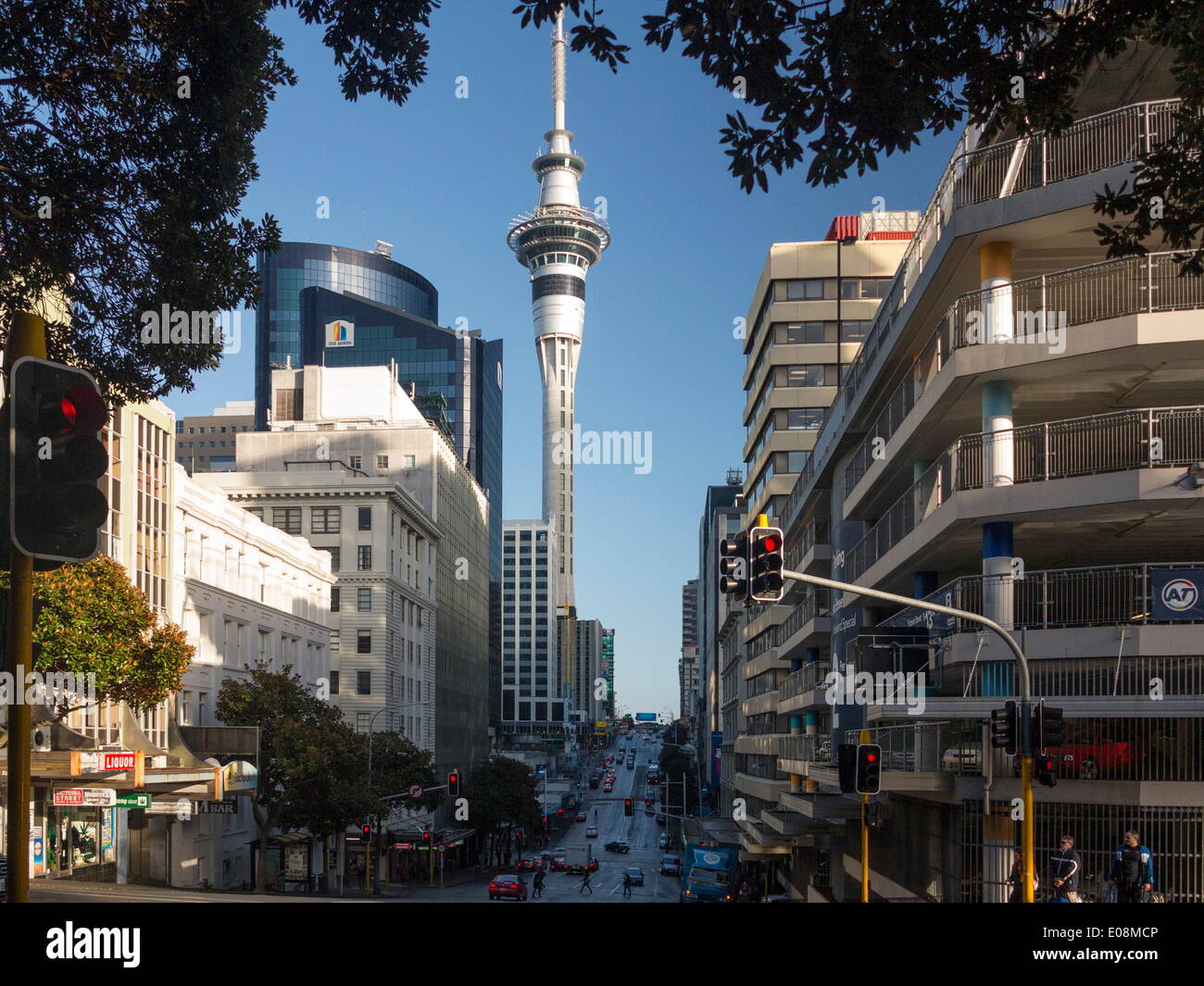 Sky Tower aus Victoria Street East, Auckland, Nordinsel, Neuseeland, Pazifik Stockfoto