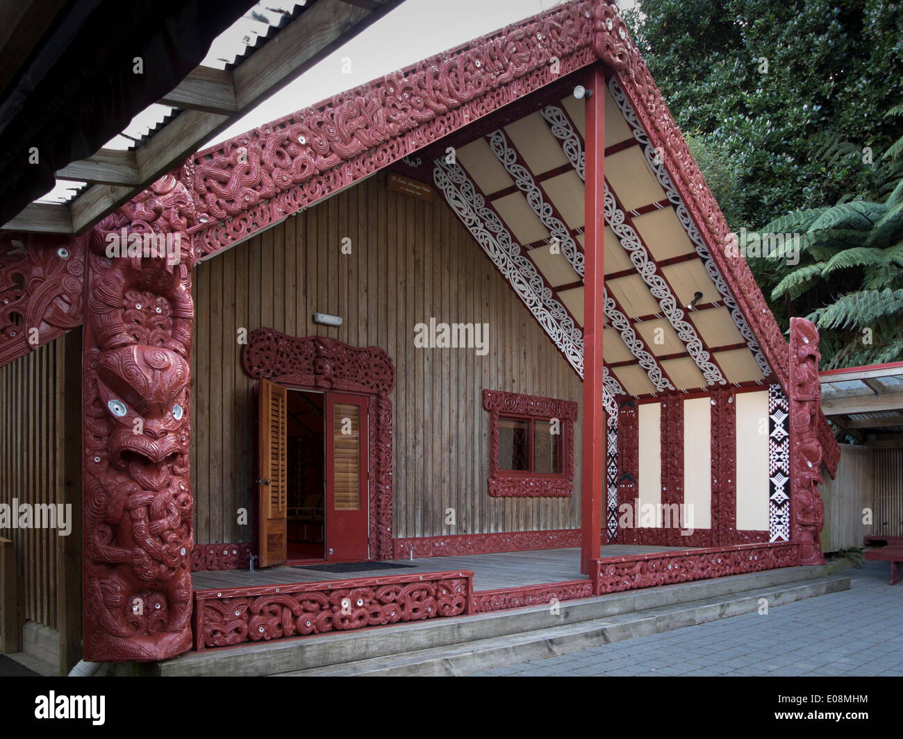Geschnitzte Meeting House Te Tumu Herenga Waka auf Marae an der Victoria University, Kelburn, Wellington, Nordinsel, Neuseeland, Pazifik Stockfoto