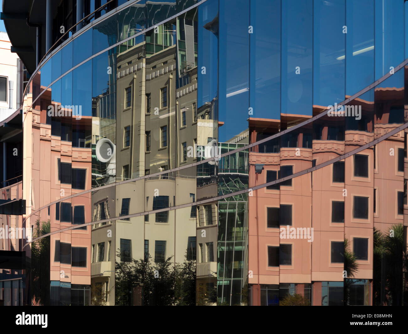 Stadtrat Gebäude in der Civic Square Reflexion in Glaswand der Stadtbücherei, Wellington, Nordinsel, Neuseeland, Pazifik Stockfoto