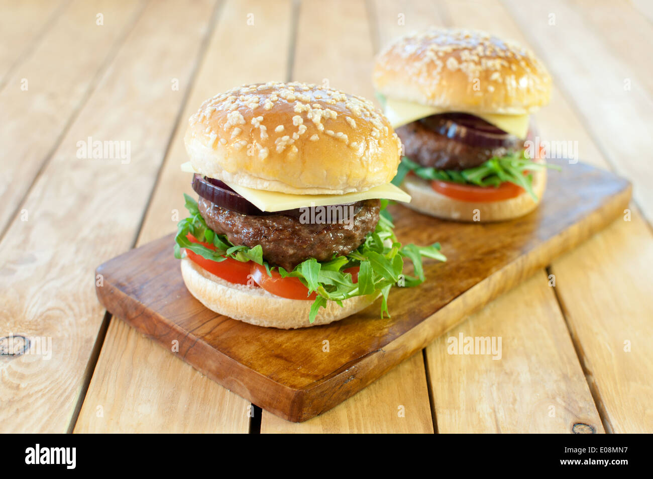 Zwei Burger mit Käse und Tomaten Stockfoto