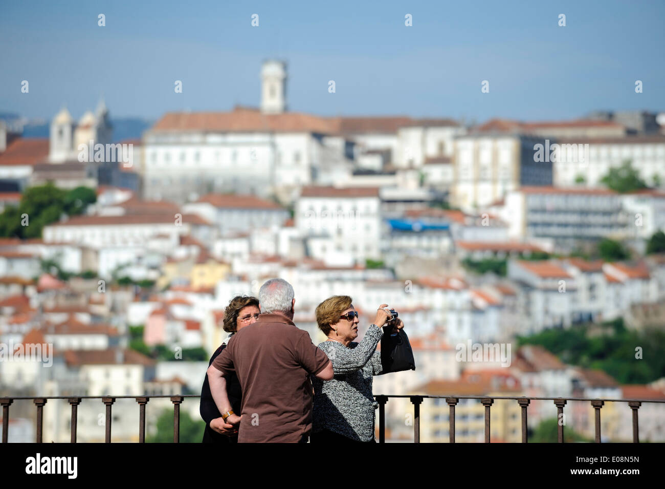 Touristen fotografieren in Coimbra, Portugal Stockfoto