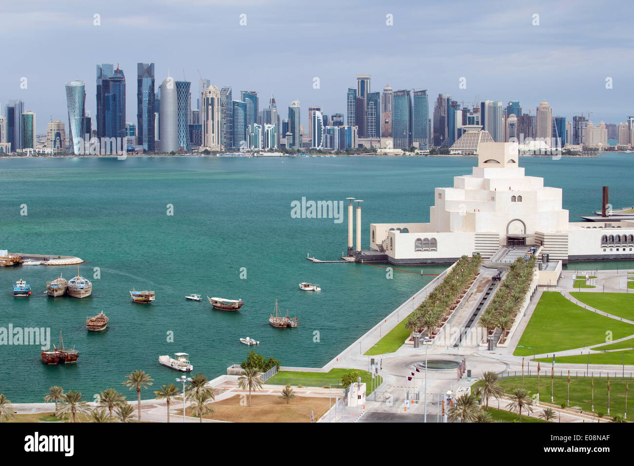 Erhöhten Blick über das Museum für islamische Kunst und den Dhau-Hafen, die modernen Wolkenkratzer-Skyline, Doha, Katar, Nahost Stockfoto