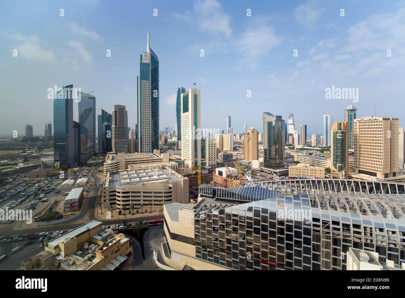 Erhöhten Blick auf die Skyline der modernen Stadt und zentraler Geschäftsbezirk, Kuwait-Stadt, Kuwait, Naher Osten Stockfoto