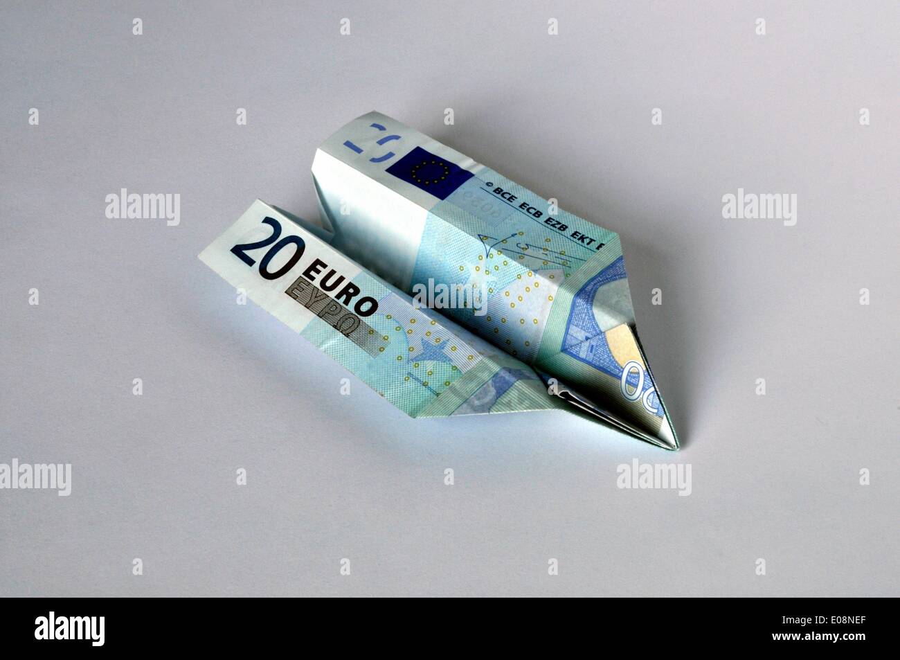 Illustration - Am 08. Februar 2011 wurde In Deutschland Ein 20-Euro-Schein in ein Papierflugzeug gefaltet. Fotoarchiv für Zeitgeschichte - KEIN KABELDIENST Stockfoto