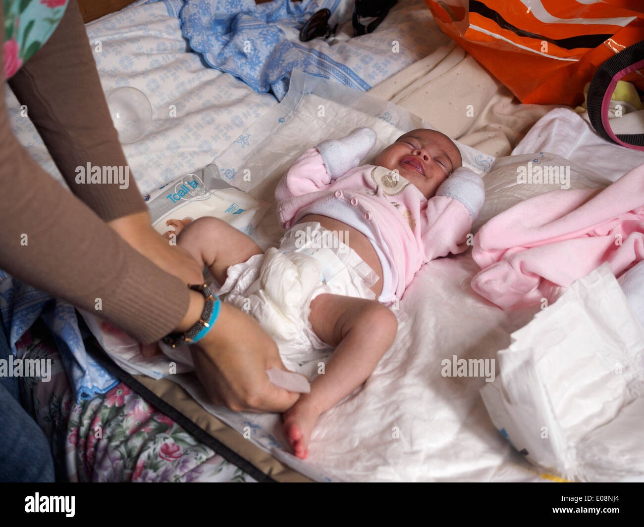 Frau wechselnden Babywindel Stockfoto