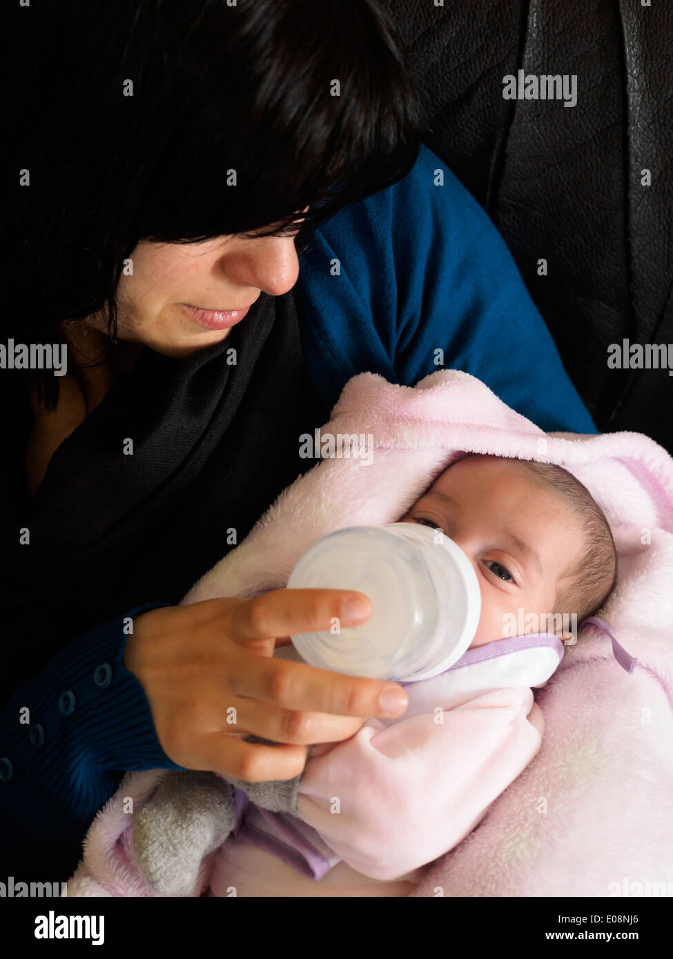 Junge Mutter mit der Flasche füttern ihr neugeborenes baby Stockfoto