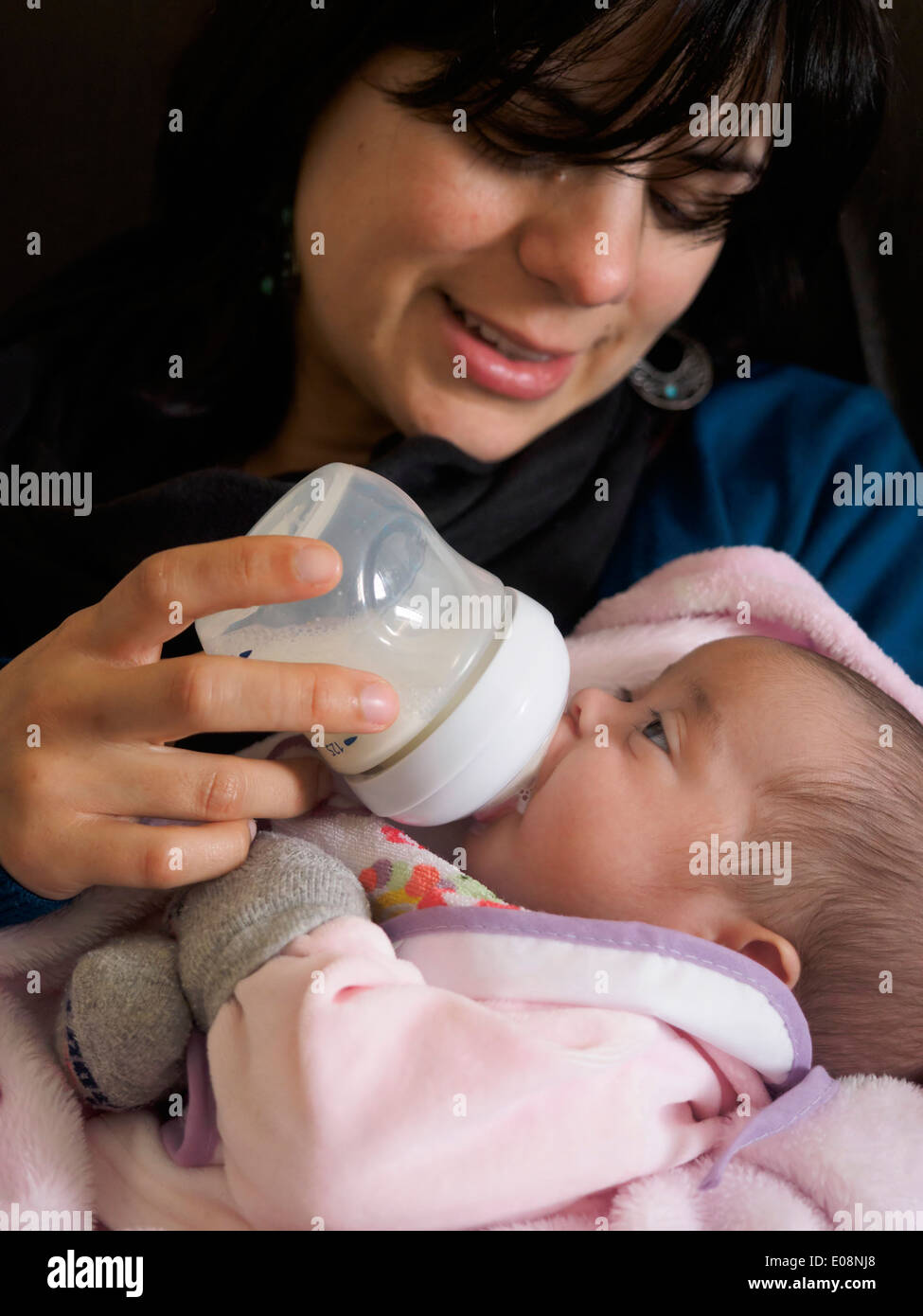 Junge Mutter mit der Flasche füttern ihr neugeborenes baby Stockfoto