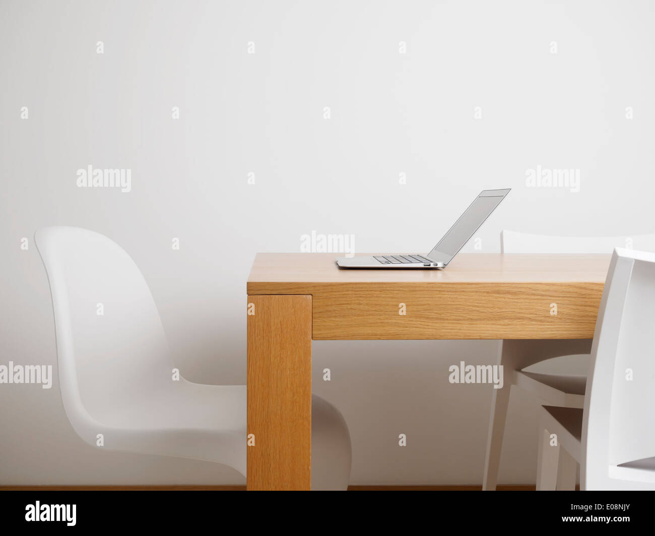 Laptop-Computer auf einem Tisch im home-office Stockfoto