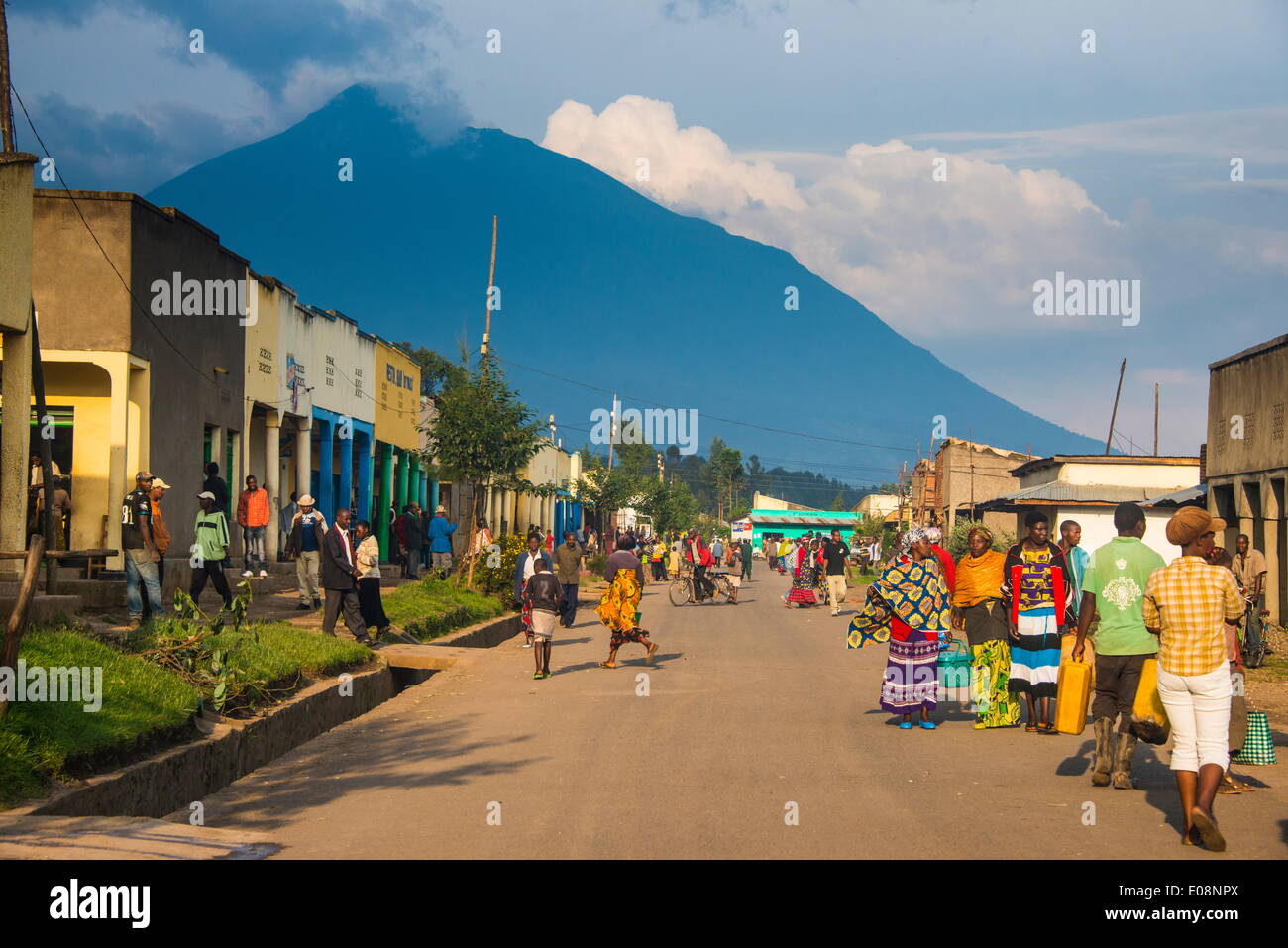 Kleines Dorf vor dem hoch aufragenden Vulkane der Virunga Nationalpark, Ruanda, Afrika Stockfoto