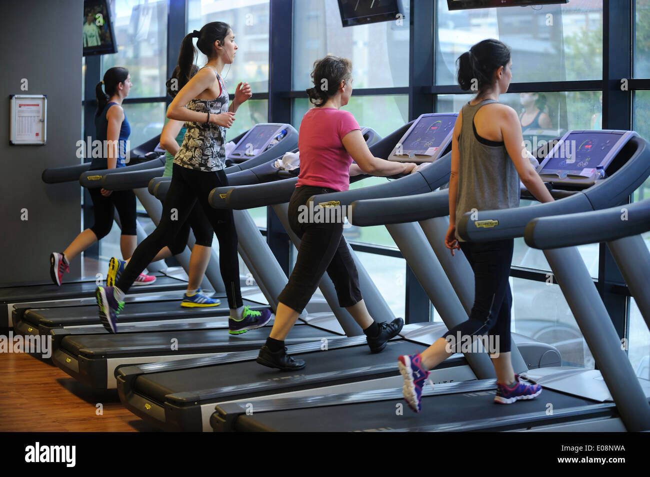 Frauen laufen auf dem Laufband im Fitnessstudio Stockfoto