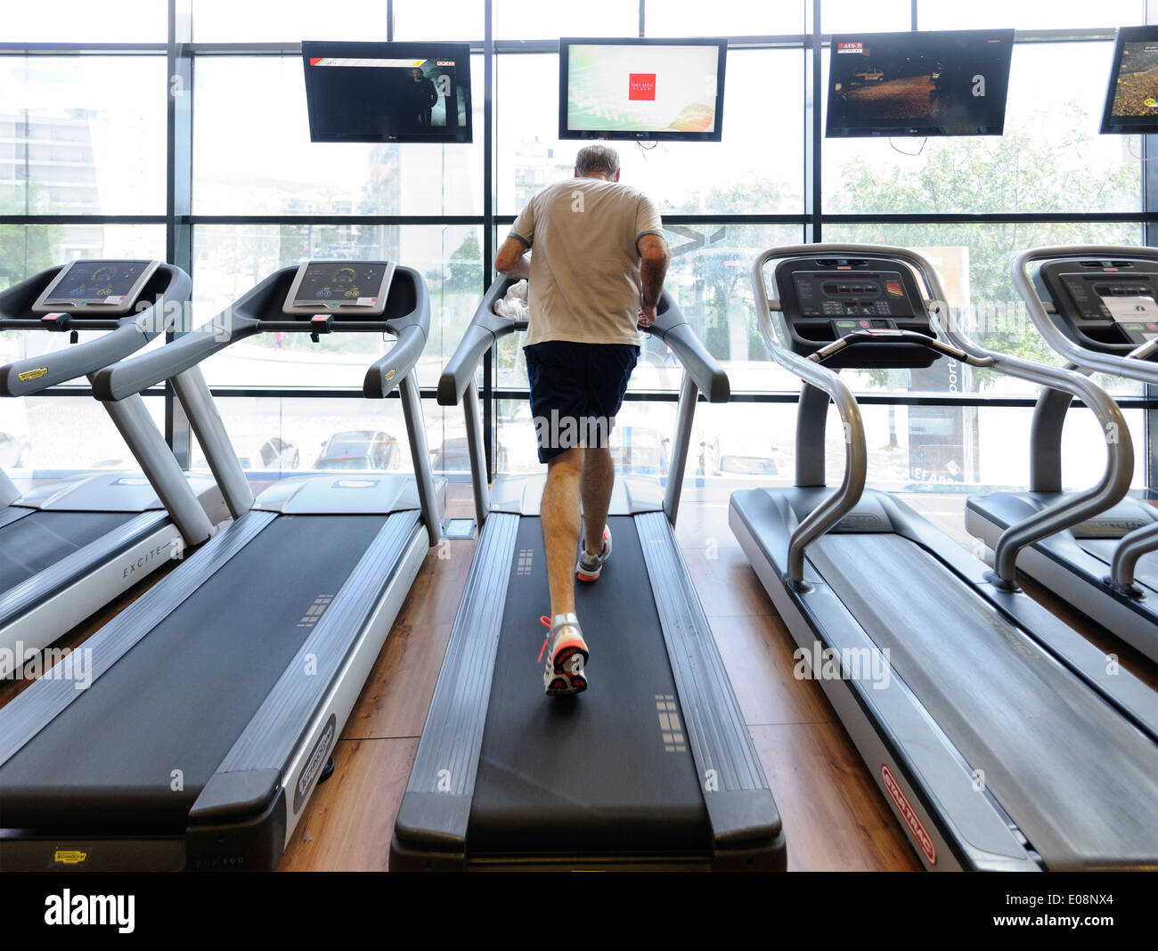 Mann allein laufen auf einem Laufband im Fitnessstudio Stockfoto