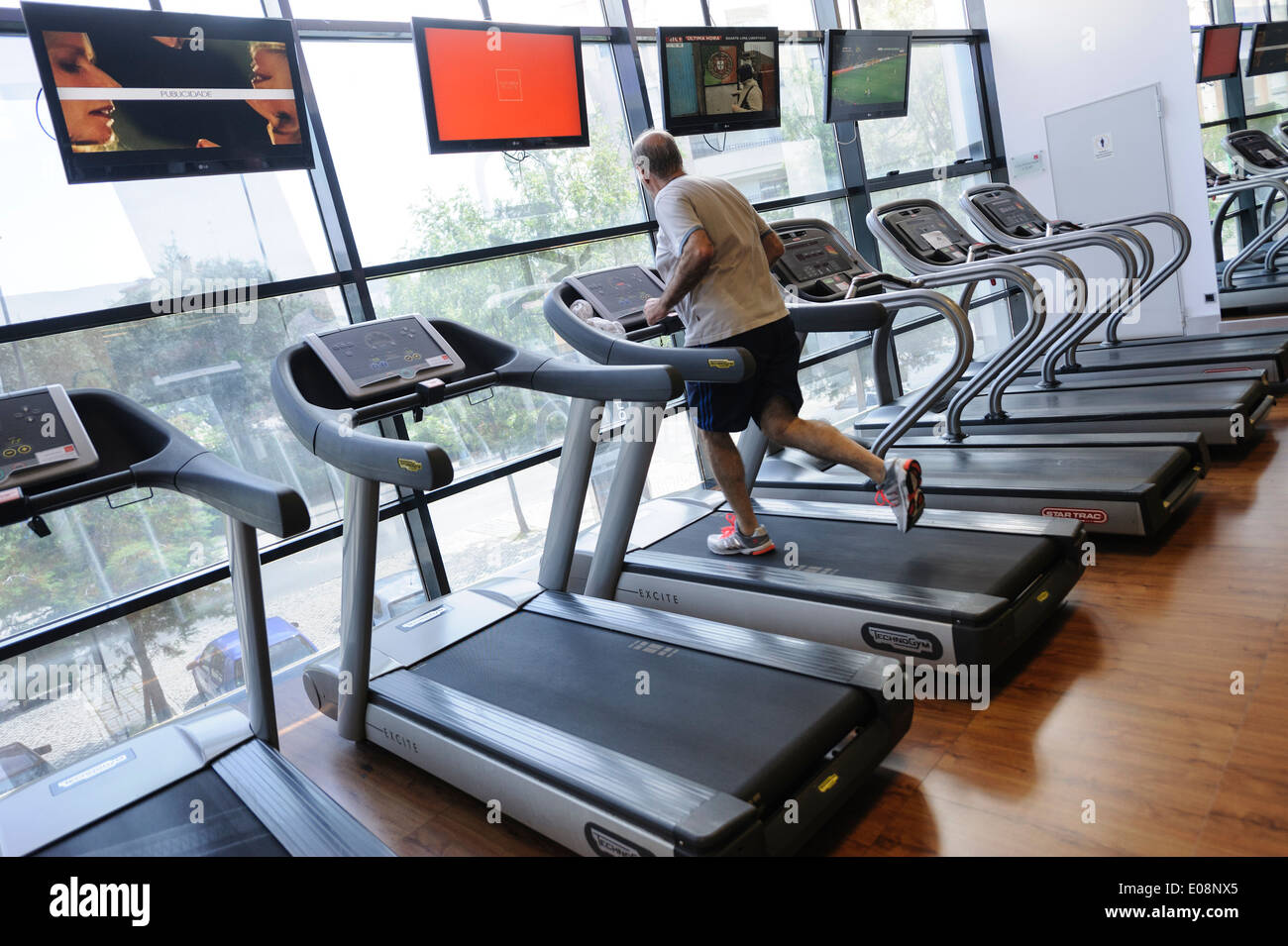 Mann läuft allein auf Laufband im Fitnessstudio Stockfoto