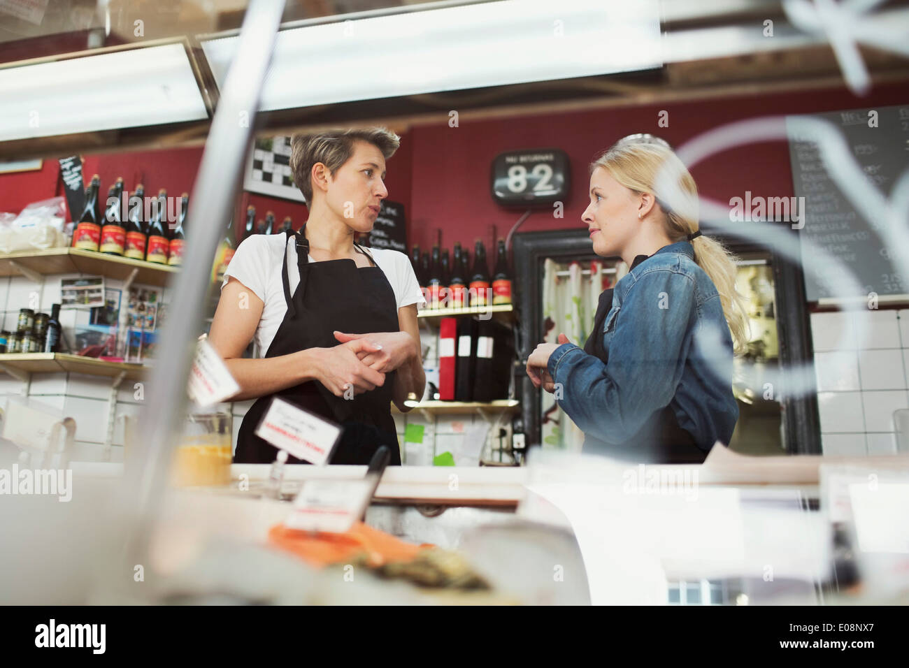 Verkäuferinnen im Supermarkt im Gespräch Stockfoto