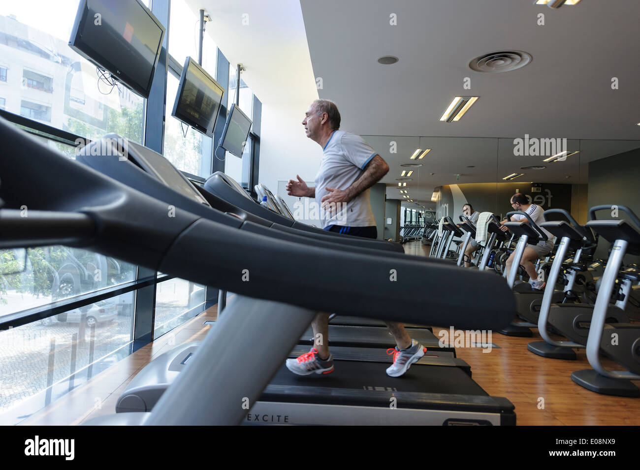 Reifer Mann auf Laufband im Fitnessstudio Stockfoto