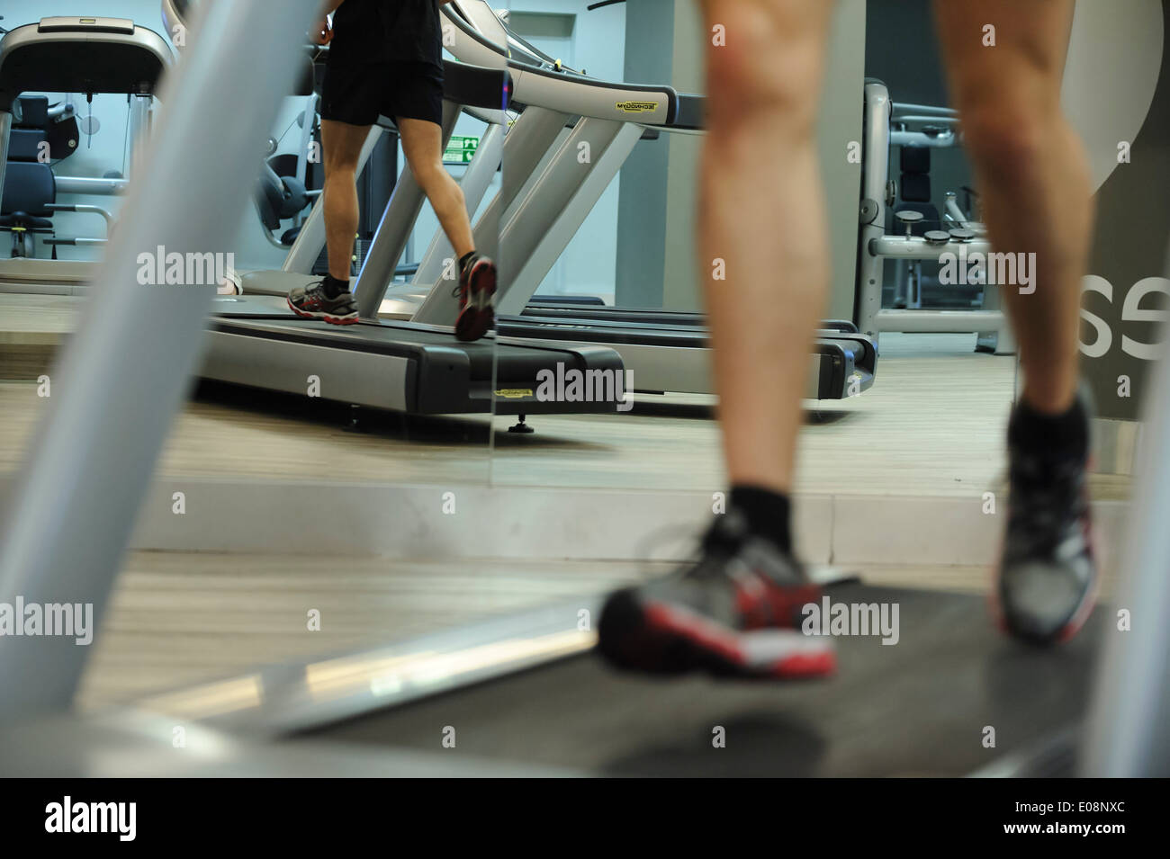 Laufen auf dem Laufband im Fitnessstudio Stockfoto
