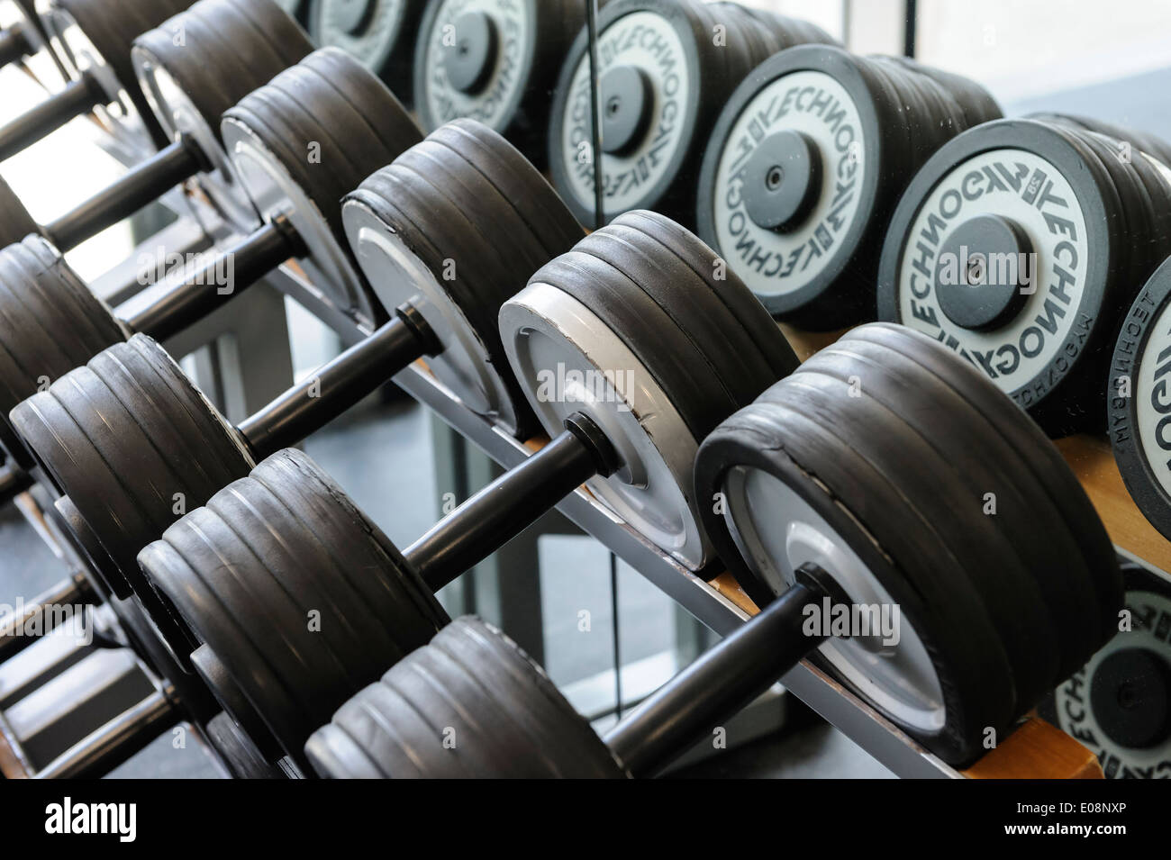 Rack Mit Hanteln Im Fitnessstudio Stockfotografie Alamy