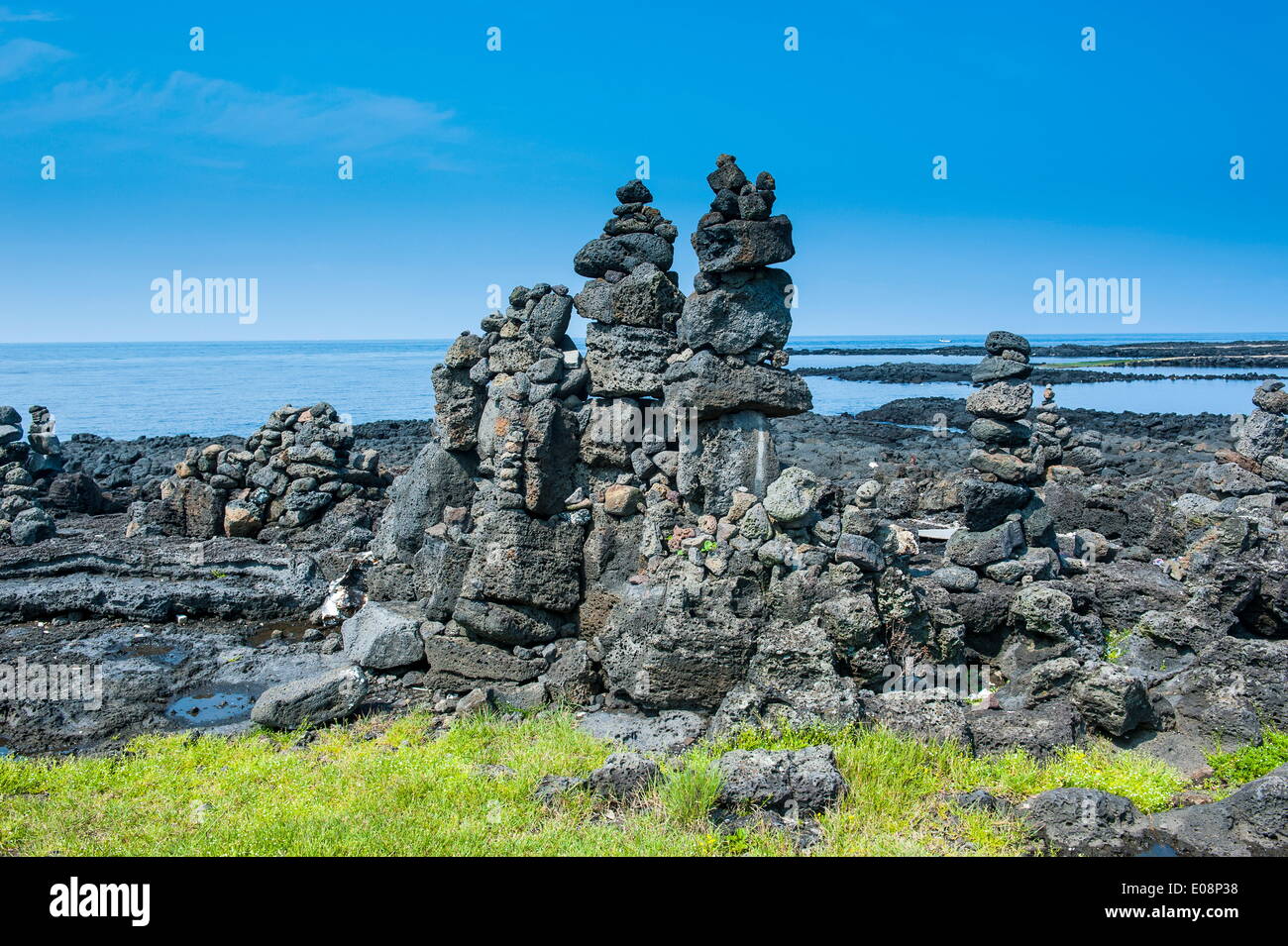 Wände aus Stein gemacht von Touristen auf der Insel Jejudo, UNESCO-Weltkulturerbe, Südkorea, Asien Stockfoto