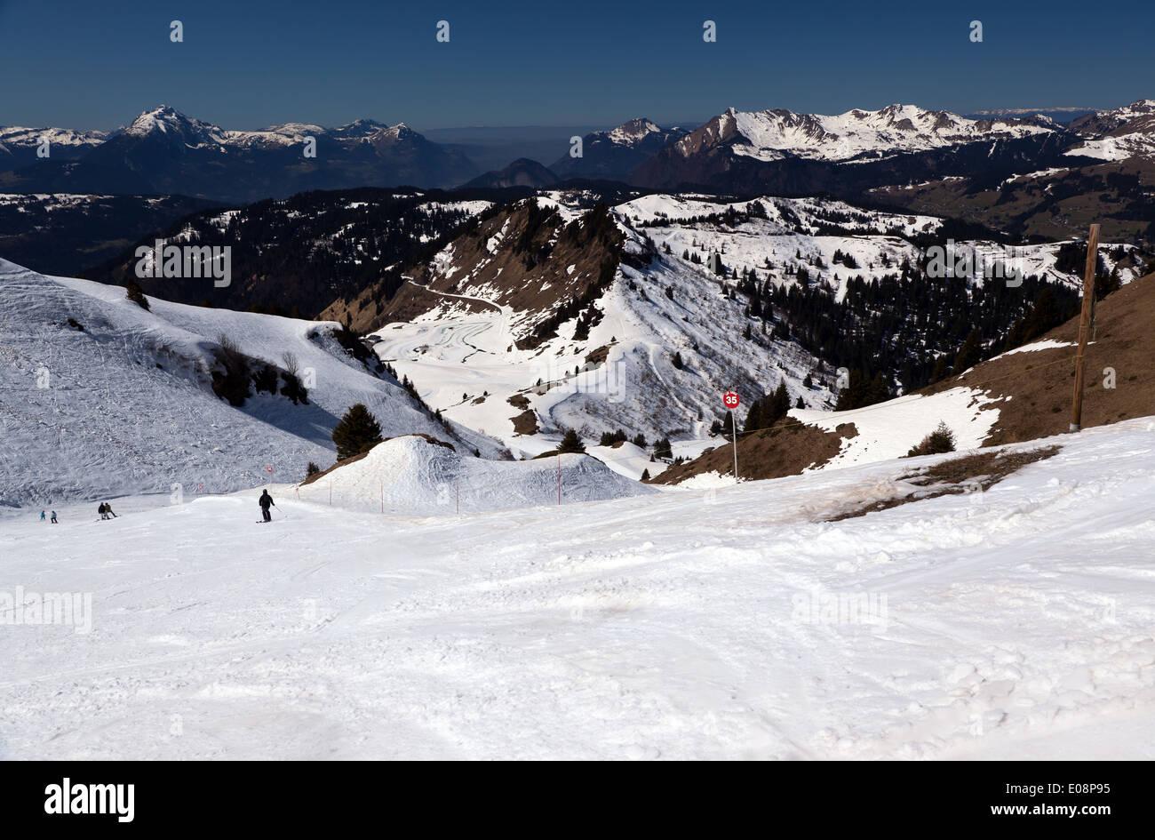 Ein Bild, während unten Les Arbis Skipiste in Morzine-Avoriaz absteigend. Stockfoto