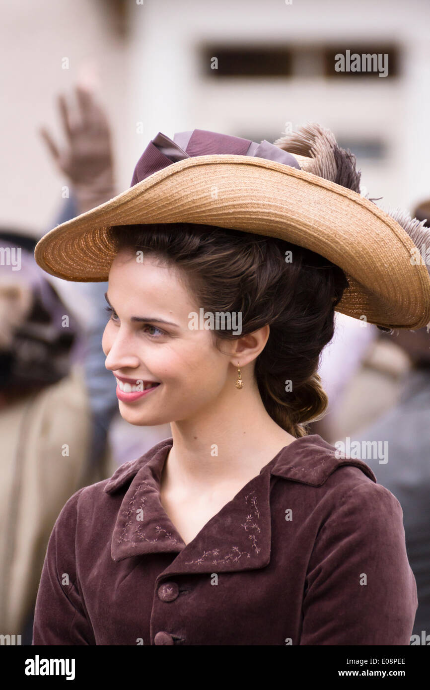 Corsham Wiltshire 6. Mai 2014 Dreharbeiten des BBC-Dramas Poldark vor Ort in Corsham Wiltshire. Die BBC haben diese kleinen Landstadt, deren hit 70er Jahre Drama basierend auf den Werken von Winston Graham remake übernommen.  Heida Reed Credit: Herr Standfast/Alamy Live-Nachrichten Stockfoto