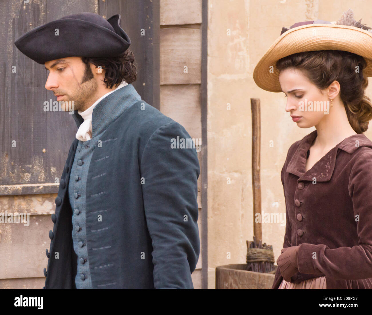 Corsham Wiltshire 6. Mai 2014 Dreharbeiten des BBC-Dramas Poldark vor Ort in Corsham Wiltshire. Die BBC haben diese kleinen Landstadt, deren hit 70er Jahre Drama basierend auf den Werken von Winston Graham remake übernommen.  Aidan Turner und Heida Reed Credit: Herr Standfast/Alamy Live-Nachrichten Stockfoto