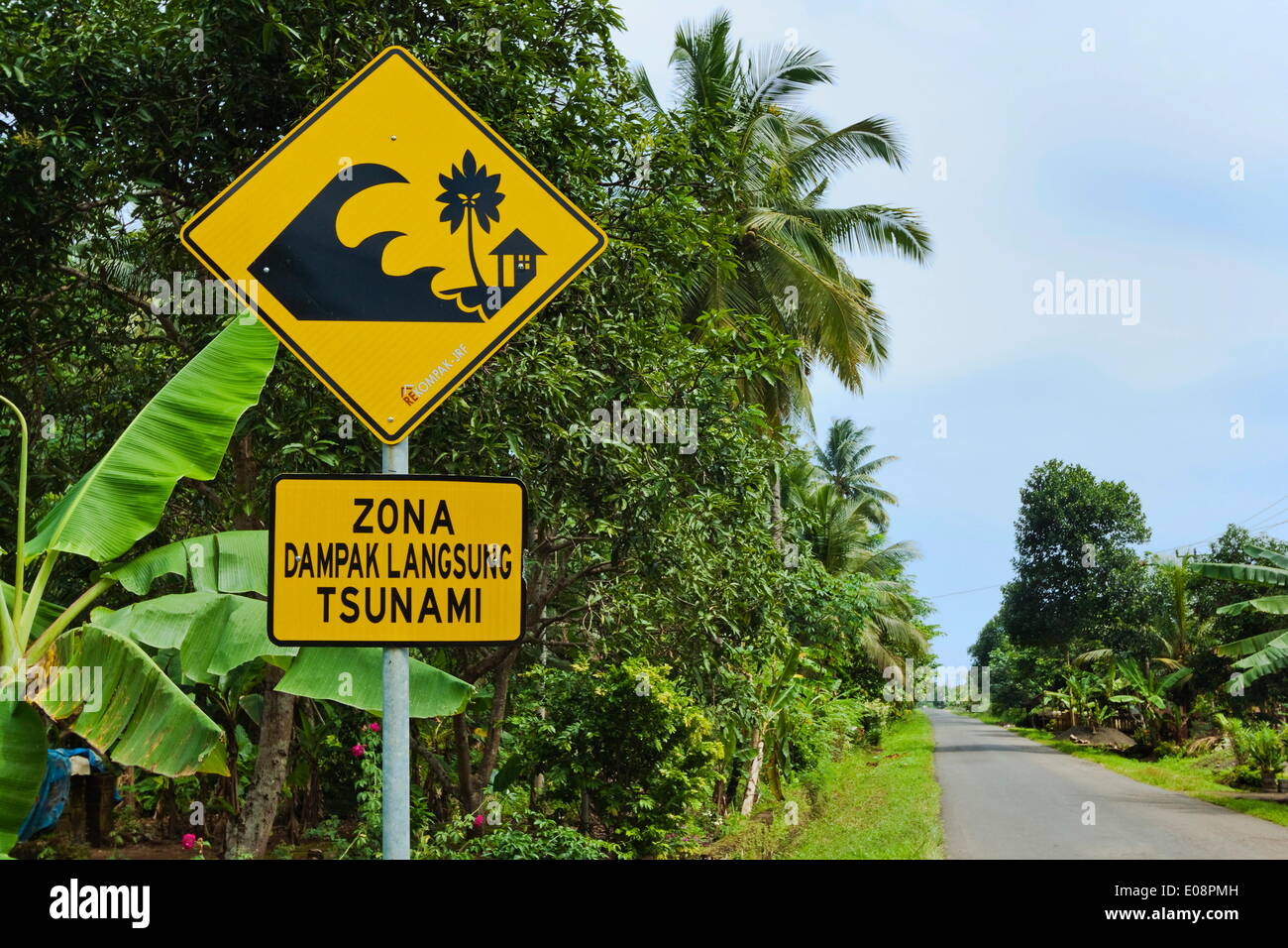 Tsunami-Zone Warnzeichen auf der Südküste Straße in der Nähe von Cikalong, West-Java, Java, Indonesien, Südostasien, Asien Stockfoto