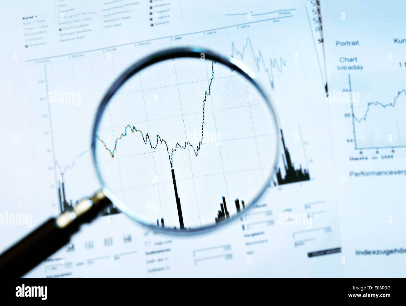 Bildschirmlupe konzentriert sich eine Diagramm mit Aktienkurs Stockfoto
