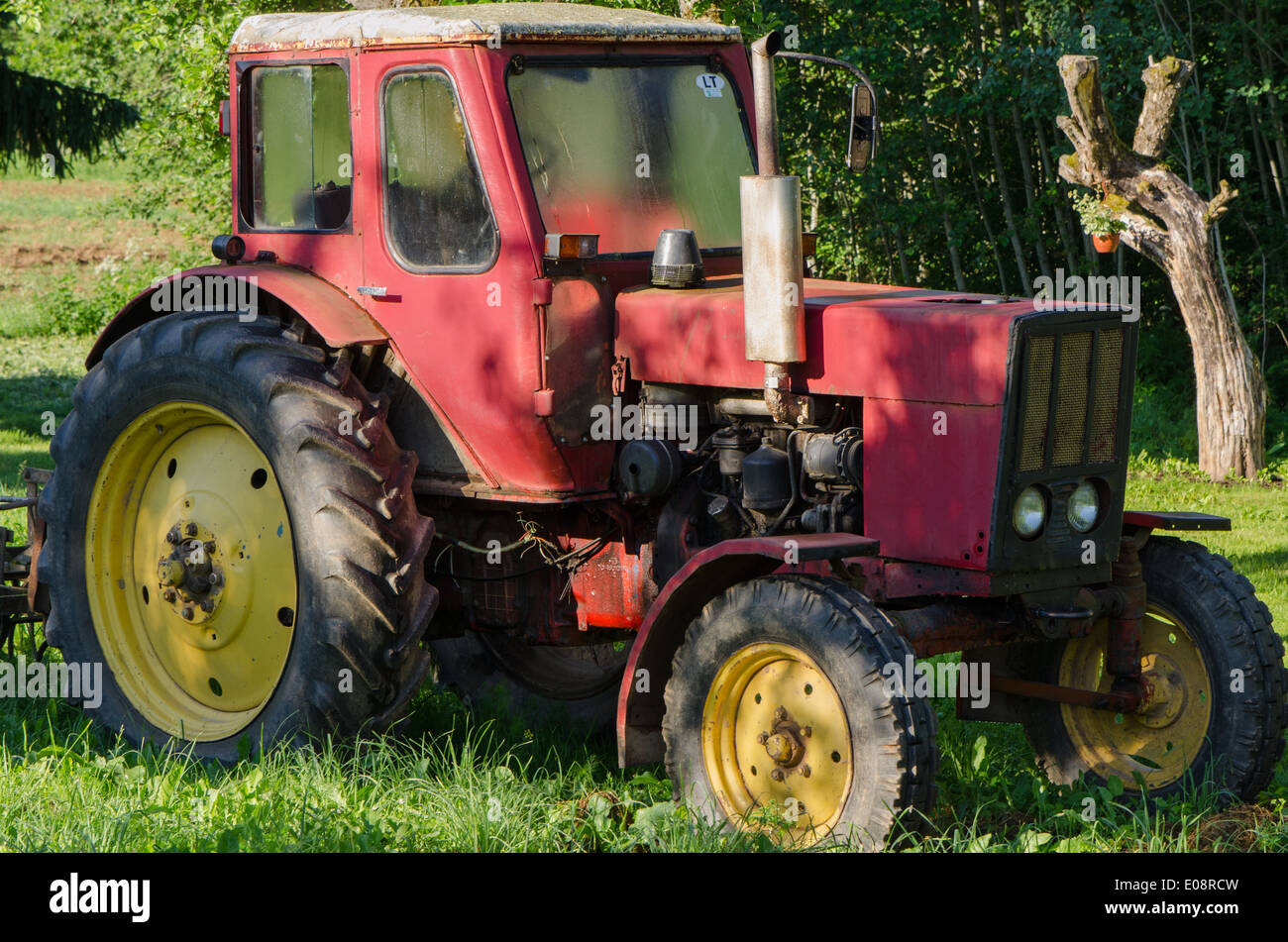 Cloes bis der ländlichen roten alten Bauernhof Traktor im freien Stockfoto