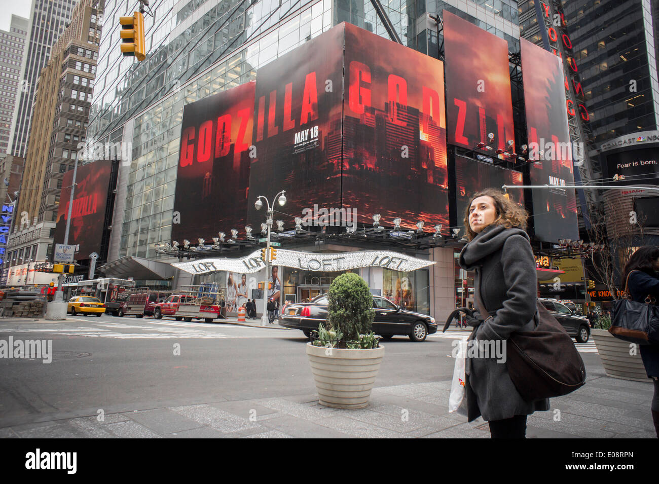 Ein Plakat Werbung für den neuen Film "Godzilla" ist auf dem Times Square in New York gesehen. Stockfoto