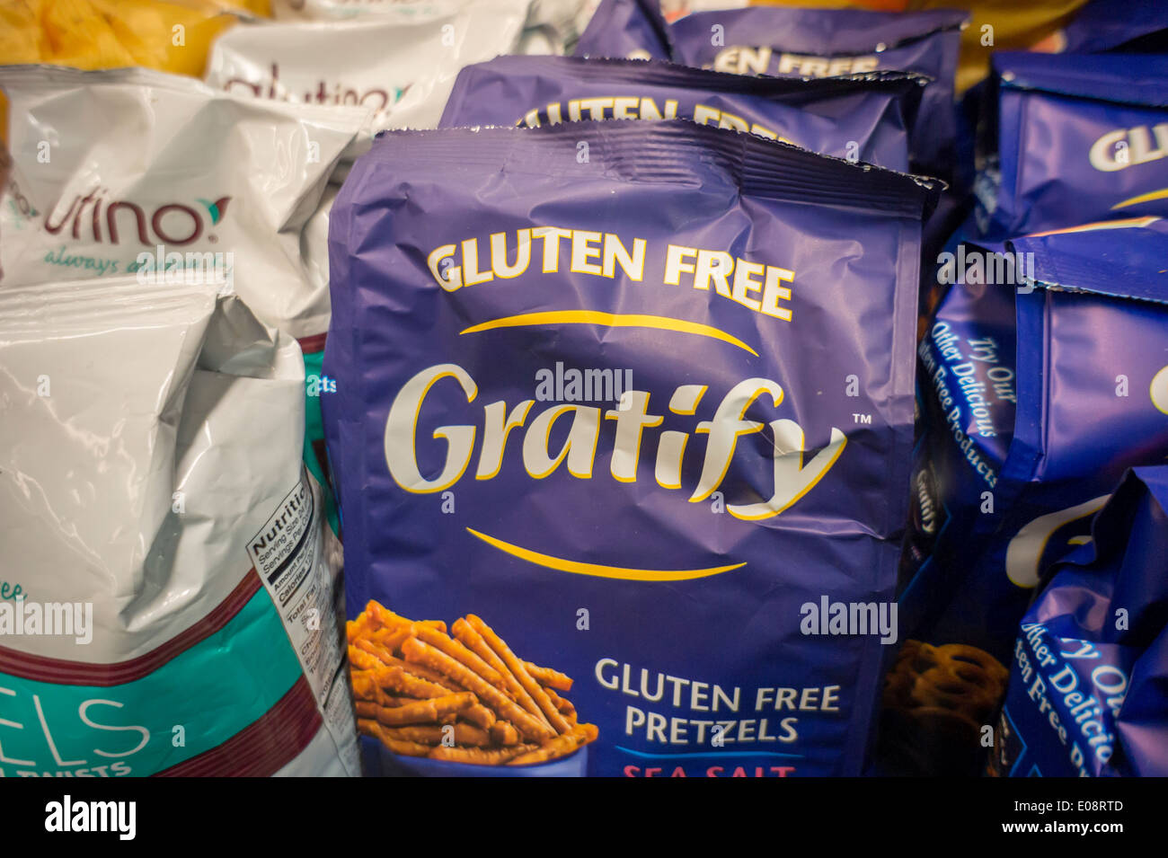 Pakete von Gluten-freie Glutino und erfreulich Marke glutenfreie Brezeln Stockfoto
